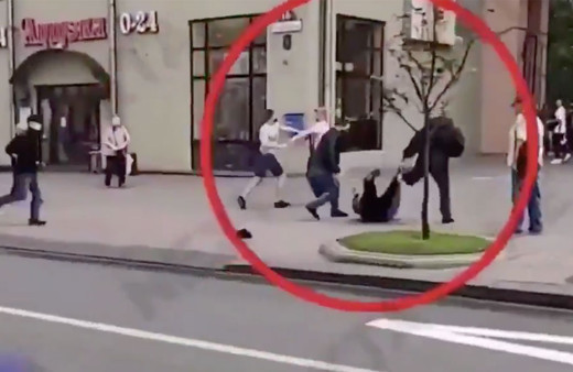 Belarus'ta KGB ajanları sokakta feci şekilde dövüldü! Göstericiyi kaçırmak istediler