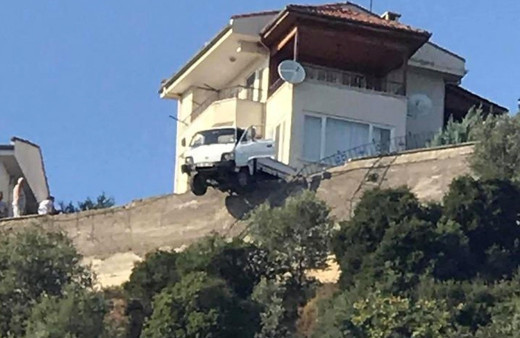 Bursa Gemlik'te yoldan çıkan kamyonet uçurumda askıda kaldı