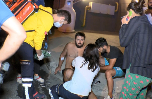 Kuryeyi gasp edenlere müdahale eden polis ve özel güvenlik görevlisi bıçaklandı