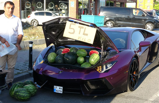 İstanbul'da ilginç olay! Milyonluk ultra lüks aracında kilosu 5 liradan karpuz sattı