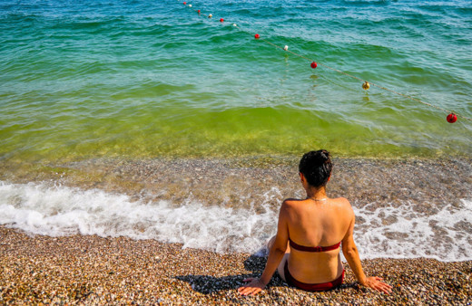 Antalya Konyaaltı sahilinin rengi bir anda değişti denizdekiler korkuyla çıktı
