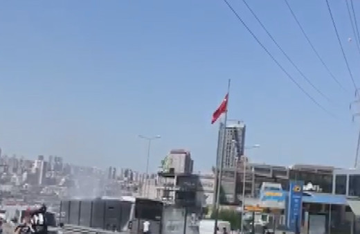 Avcılar'da metrobüsten duman yükseldi, yolcular tahliye edildi