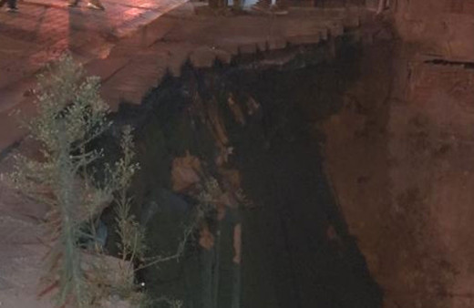 Korku dolu anlar! Zeytinburnu'nda kaldırım çöktü