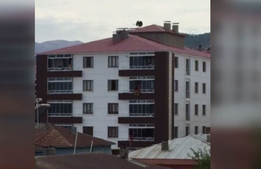 Bingöl'de evinin camlarını silmeye çalışan kadının yere düşme anı