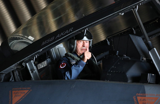 Bakar Hulusi Akar F-16 ile Ege semalarında uçtu