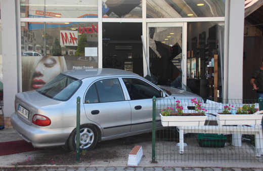 Muğla Bodrum'da fren yerine gaza bastı kuaföre girdi