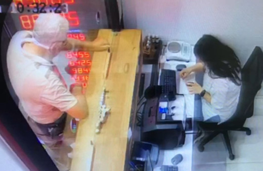 İstanbul'da yaşlı adam döviz bürosuna 100 bin liralık sahte altın sattı!
