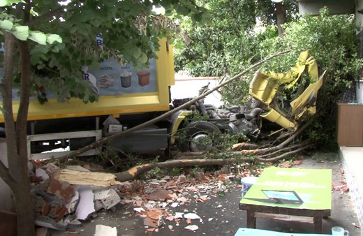 Sarıyer'de çöp kamyonu ortalığı savaş alanına çevirdi