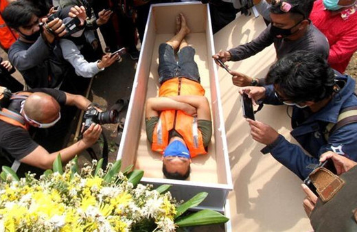 Herkesi şoke eden görüntü! Canlı canlı tabuta koydular