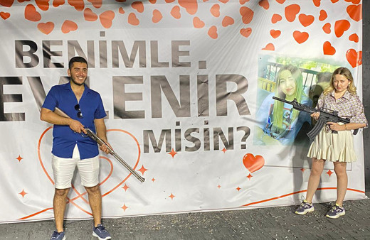 Antalya'da 'bu kadar da olmaz' dedirten evlilik teklifi! 'Evet' hedefine ateş ederek kabul etti