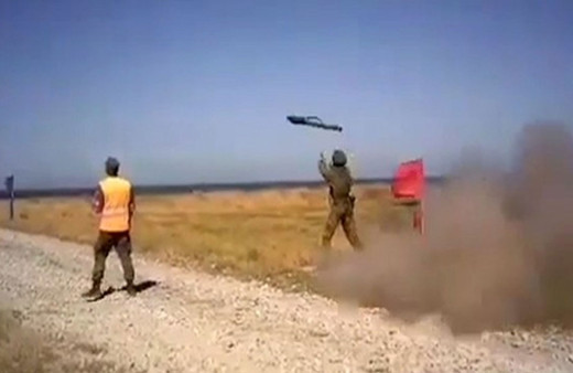 Rus yapımı roket askerin omzunda patladı