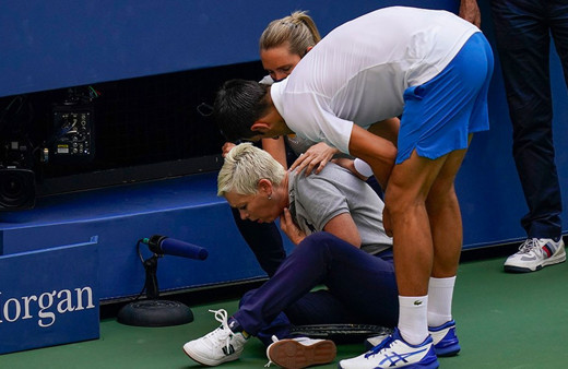 Novak Djokovic hakemin üstüne top attı diskalifiye edildi