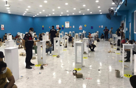 Mersin'de 'sosyal mesafeli' kumara baskın! 112 kişi yakalandı