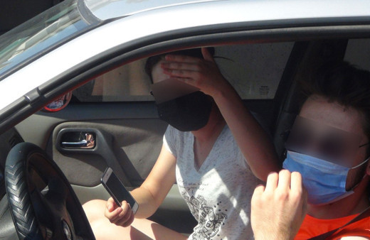 İzolasyonda olması gereken kadın tatile giderken yakalandı!