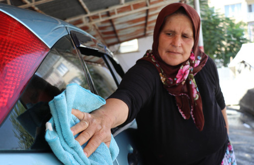 Oto yıkamacı Hülya teyze Denizli'de oğlunun emanetine gözü gibi bakıyor