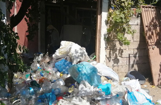Manisa'da yaşlı adamın evinden 10 kamyon çöp çıktı