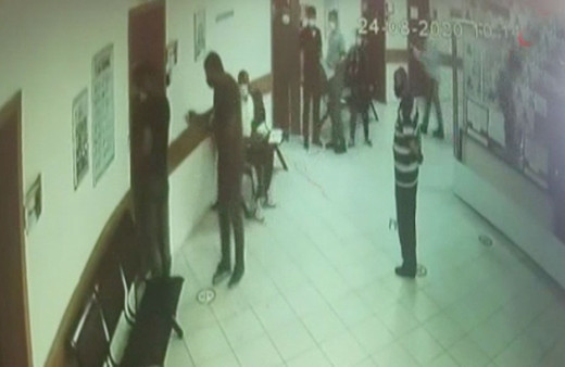 Tartıştığı doktor kapıyı kapattı parmağı koptu dehşet anları kamerada