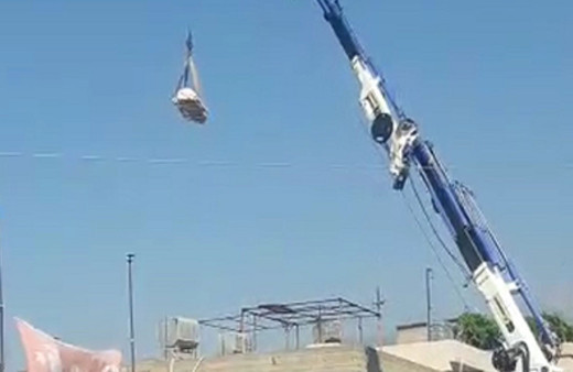 Hatay'da ilginç olay! Evinde ölü bulunan 140 kiloluk adamın cesedi vinçle çıkartıldı