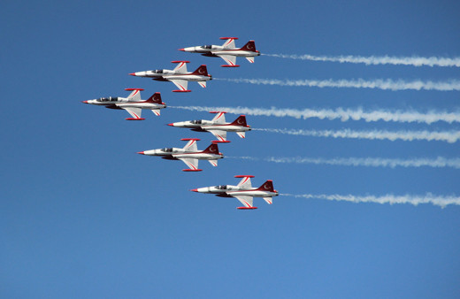 İzmir'de Solo Türk ve Türk Yıldızlarının gösterisi görenleri büyüledi