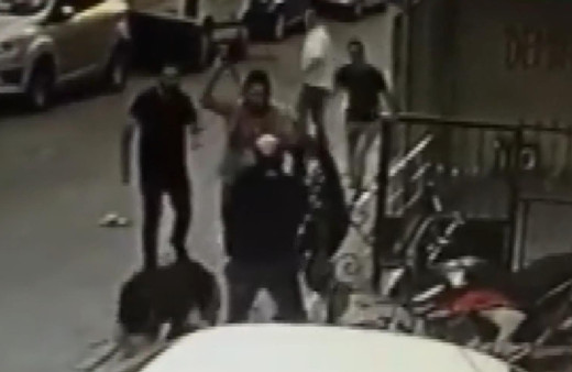 İstanbul Çekmeköy'de bıçaklı sopalı kavga kamerada