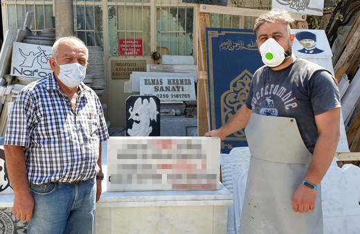 Aydın'da ilginç görüntü! Mezar taşına yazdığı şey herkesi şaşkına çevirdi