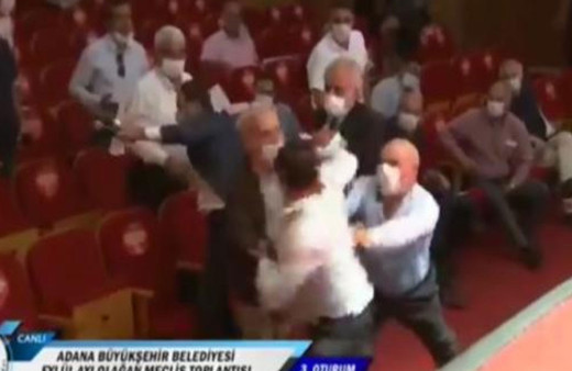Adana Büyükşehir Belediyesi Meclisi'nde yumruklu kavga! MHP'li Mustafa Şahin Gökçe darbedildi