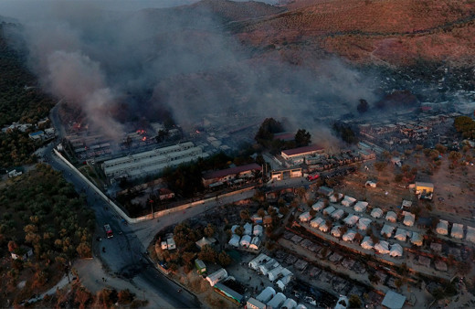 Korona isyanı çıktı! 13 bin mülteci isyan edip Moria Kampı'nı ateşe verdi Covid-19 hastaları kaçtı