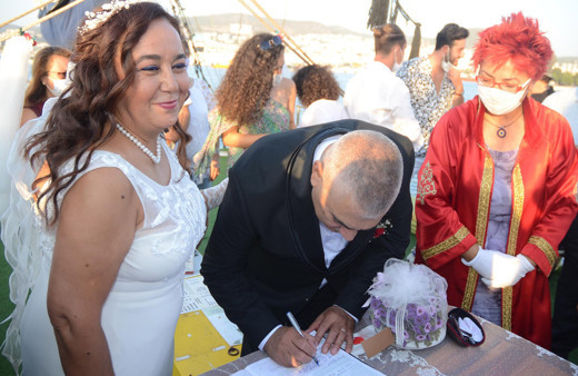 Yaşadıkları aşk 29 yıl ayrı bıraktı Aydın'da çiftin hayalleri gerçek oldu