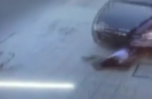 İzmir'de kaldırımda oturan genç kıza otomobil çarptı