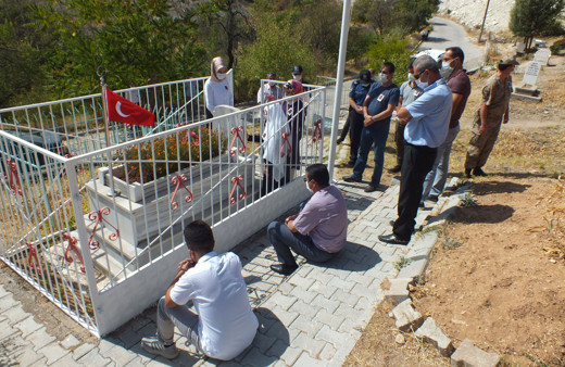 26 yıl önce şehit edilen 6 öğretmenden Elazığlı Rüstem Şen kabri başında anıldı