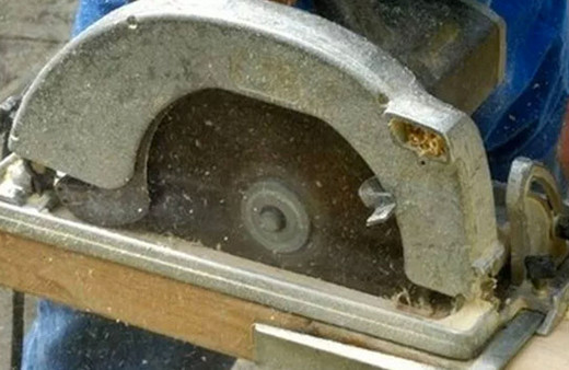 Sigortadan para alabilmek için elini testereyle kesen kadın suçlu bulundu