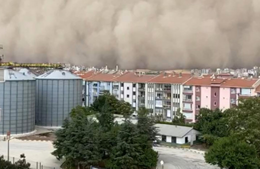 Ankara Polatlı ilçesini devasa toz bulutu kapladı o anlar kamerada