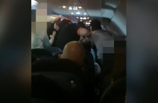 Londra Antalya uçağında ırkçılık kavgası