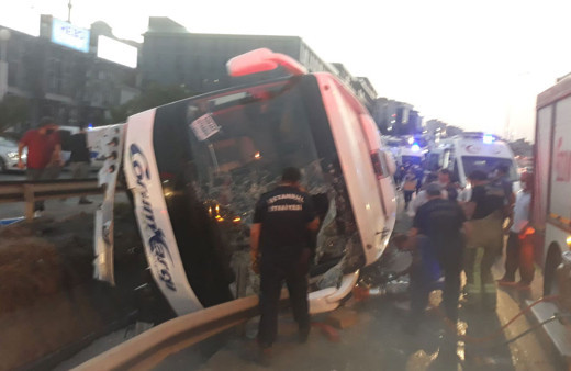 İstanbul'da yolcu otobüsü devrildi! Çok sayıda yaralı var