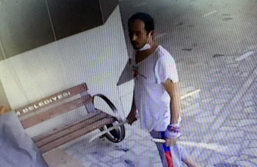 Samsun'da aldığı parayı az bulan dilenci camiye zarar verdi