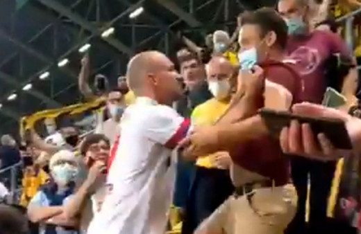 Toni Leistne tribüne çıktı rakip taraftara saldırdı