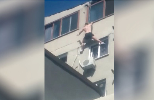 Beyoğlu'nda pencereye tırmanmak isterken 7. kattan düştü o anlar kamerada
