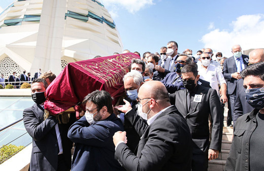 Suna Kıraç son yolculuğuna uğurlandı! Üzerine örtülen kırmızı örtü dikkat çekti