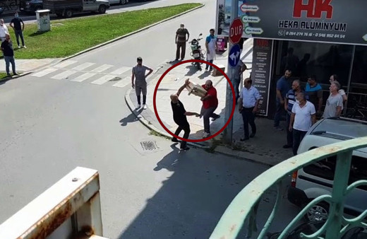 Sakarya'da şehir merkezinde satırlı dehşete meyve kasalı savunma