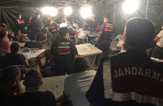 Kırıkkale'de tarla kumarhanesi basıldı jandarma şaşkına döndü