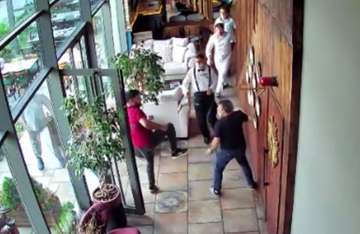 Esenyurt'ta değnekçi terörü! Rant kapısı kapanan değnekçiler iş yerini bastılar