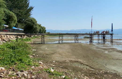 İznik Gölü'nde korkutan çekilme iskele ortaya çıktı