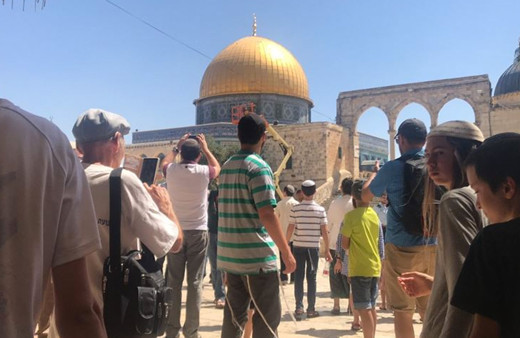 Onlarca fanatik Yahudi, Mescid-i Aksa'ya baskın düzenledi