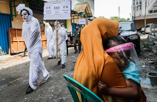 Endonezya’da maske takmayanlara ilginç cezalar uygulanıyor!
