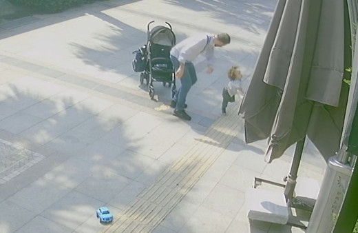 Kocaeli'de bebek arabasından düşen çocuğa babasından şiddet