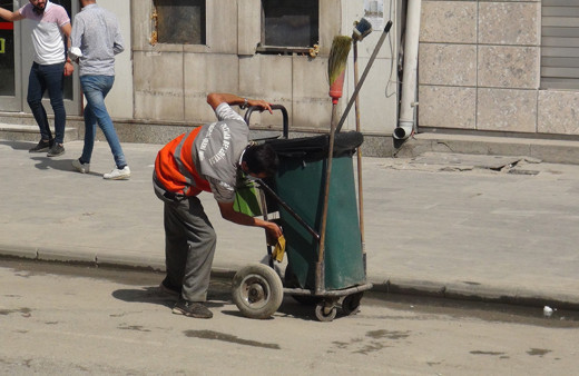 Bitlis'te çöp arabasını özenle temizleyen temizlik işçisi sosyal medyada gündem oldu