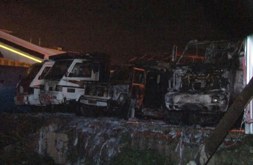 Fatih Belediyesi’nin eski belediye araçları alev alev yandı