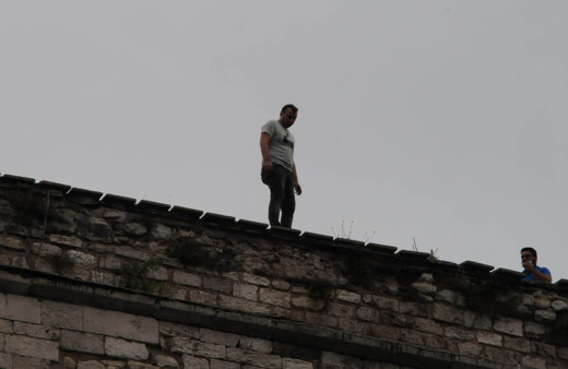 İstanbul'da 1 kişi Bozdoğan Kemeri'ne çıkarak intihar girişiminde bulundu