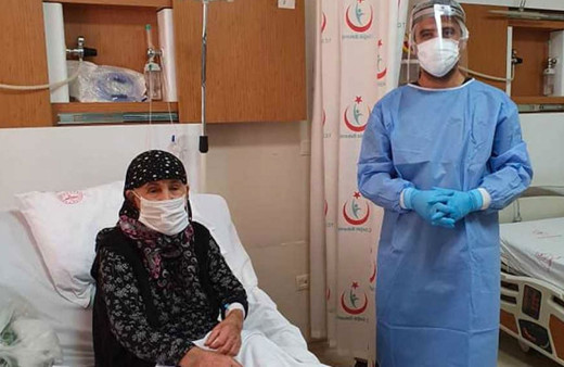 Adıyaman'da 104 yaşındaki Beyaz nine koronavirüsü yendi