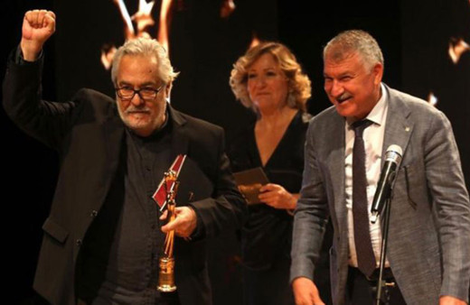 Rutkay Aziz Altın koza ödülünü TTB’ye adadı! Onurlu tabipleri ve sağlıkçıları selamlıyorum